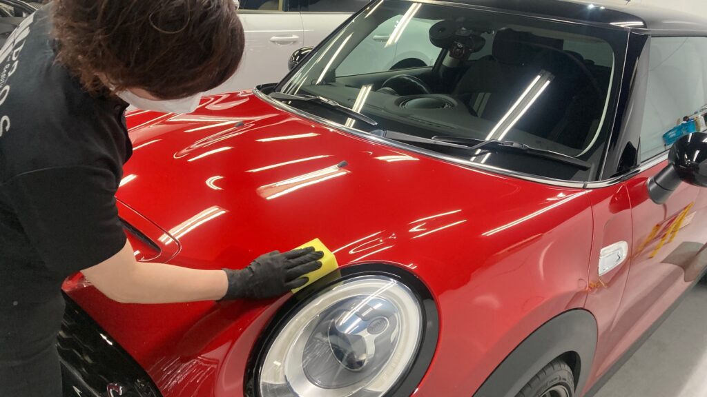 MINI・３ドアの仕上げ処理工程：コーティング剤を塗布している様子