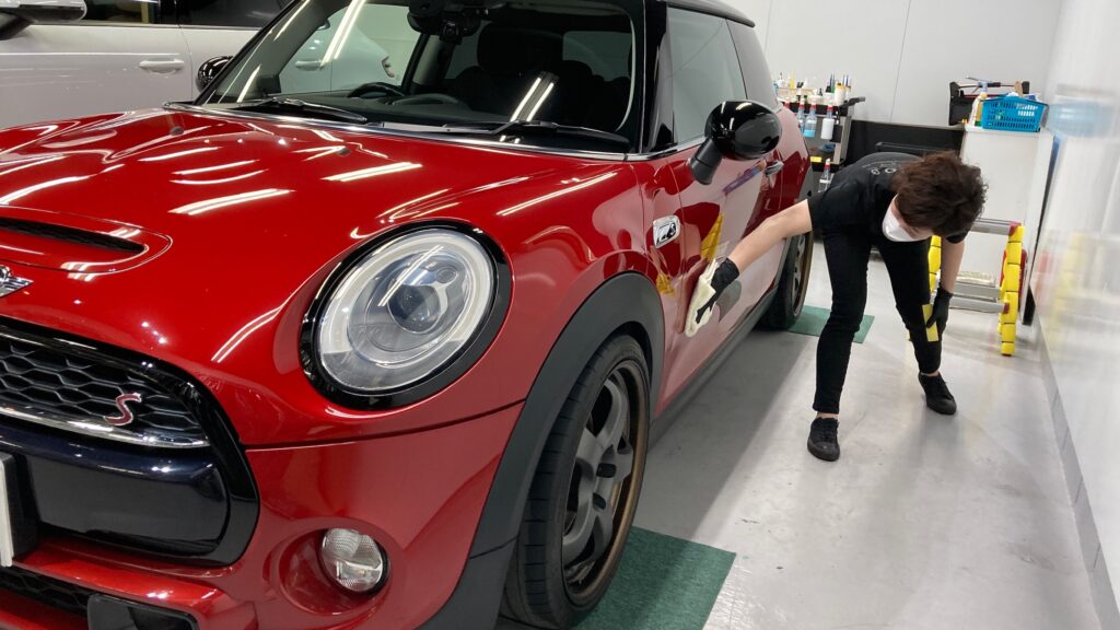 MINI・３ドアの仕上げ処理工程：樹脂部分にコーティングを塗布している様子