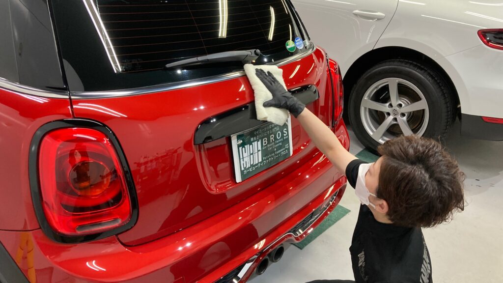 MINI・３ドアの仕上げ処理工程：乾拭きしている様子