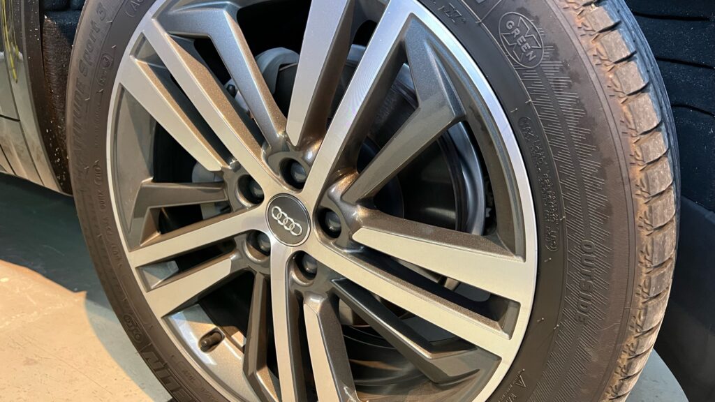 Audi・Q5のコーティング施工前写真：ホイール