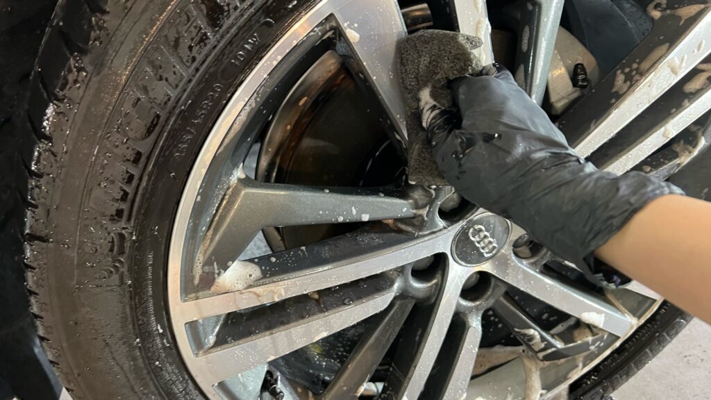 Audi・Q5の下地処理工程：ホイールを洗浄している様子