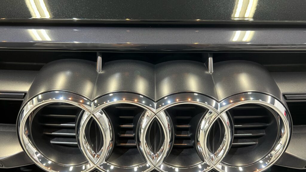 Audi・Q5の施工完了写真：フロントエンブレムの写真