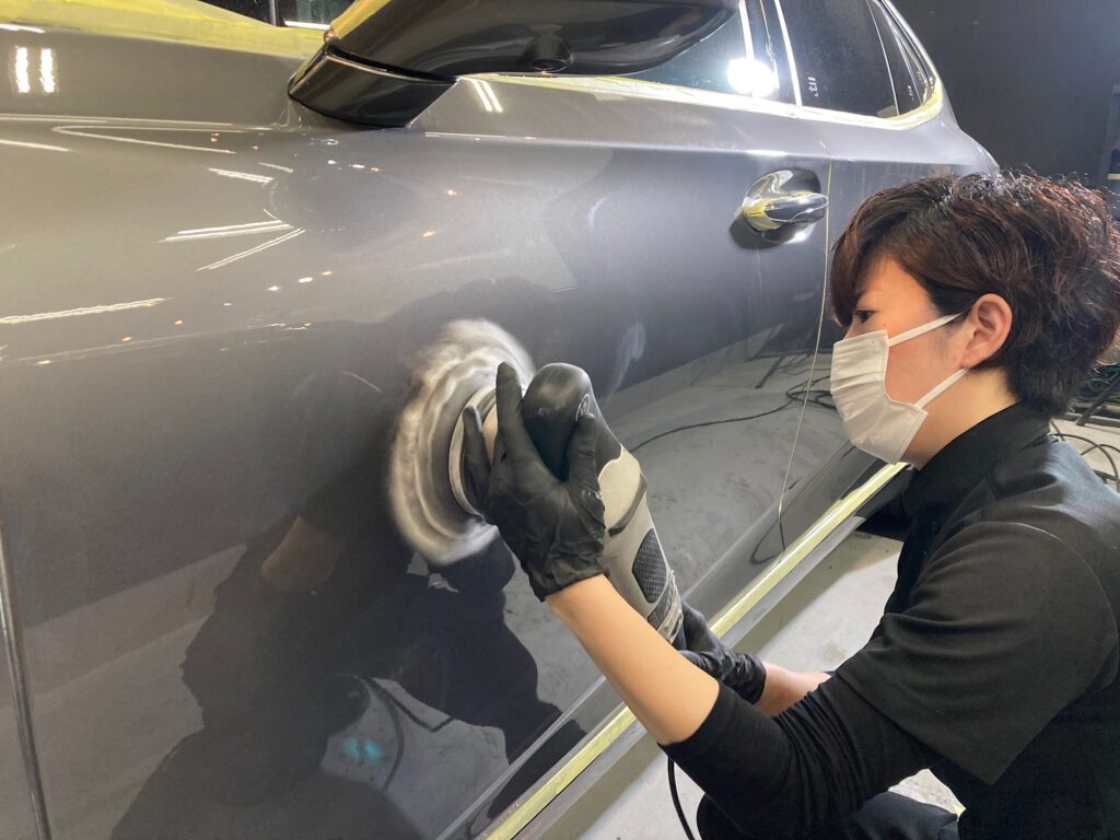 BMW・１シリーズ：クラスM施工：下地処理工程：フロントドアを研磨している様子