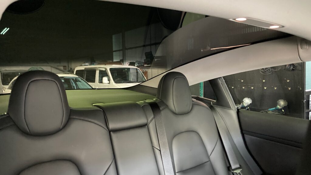 テスラ・モデル３のカーフィルム施工完成写真：施工後の車内の明るさ