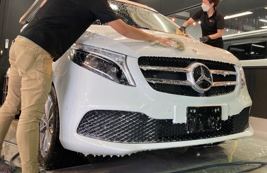 メルセデス・ベンツ・VクラスのクラスM施工：下地処理工程：ボディの洗車の様子