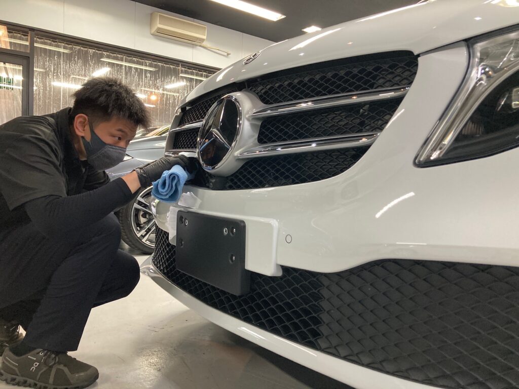 メルセデス・ベンツ・VクラスのクラスM施工：仕上げ作業工程：グリル部分の細かい隙間を拭きあげている様子