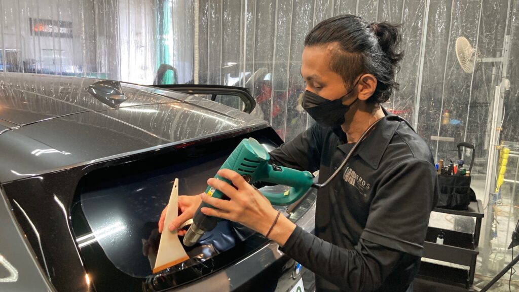 BMW・１シリーズ：カーフィルム施工：施工工程：リアガラスに貼るフィルムを焼いて形成している様子