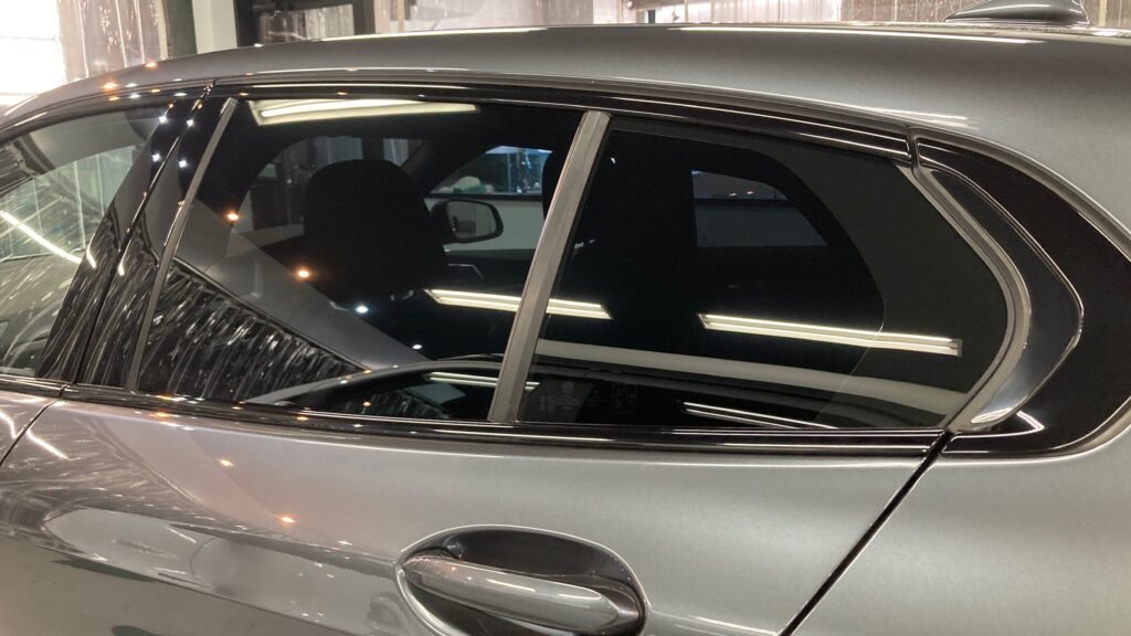 BMW・１シリーズ：カーフィルム施工：施工完成写真：施工後のリアドアガラスの写真
