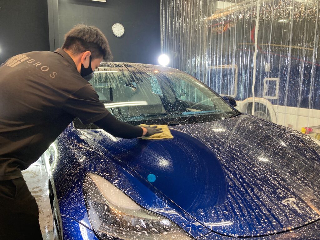 テスラ・モデル３のクラスM施工：下地処理工程：ボディを洗車している様子