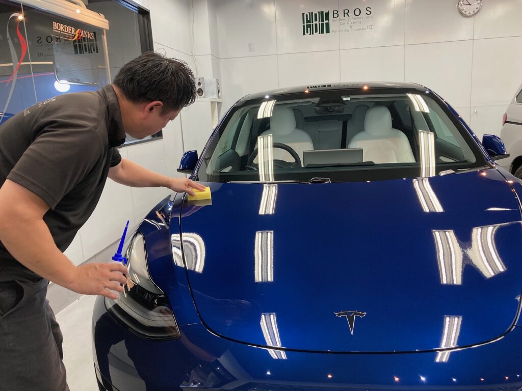 テスラ・モデル３のクラスM施工：仕上げ作業工程：コーティング剤を塗布している様子