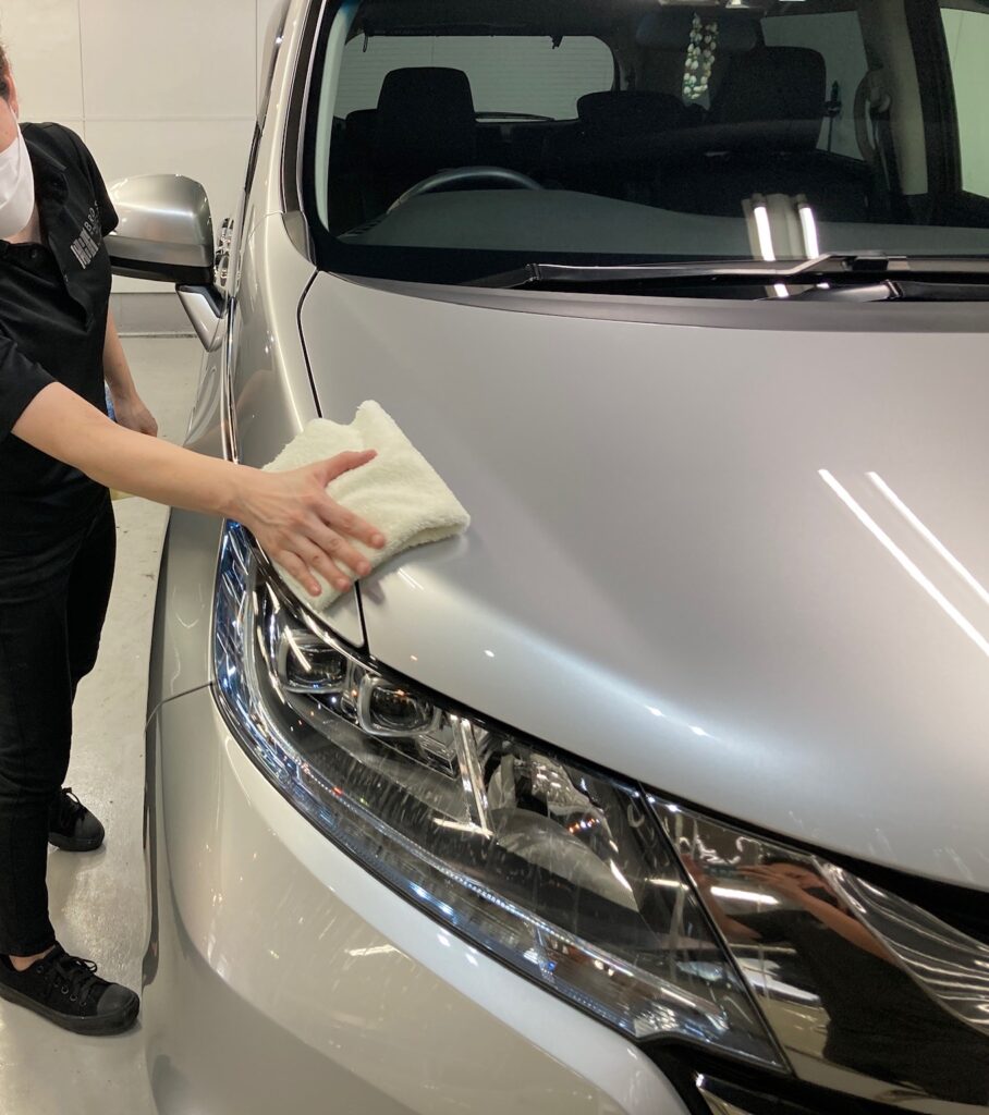 ホンダ・オデッセイ：クラスM施工：仕上げ作業工程：コーティング剤塗布後、レベリングしている様子
