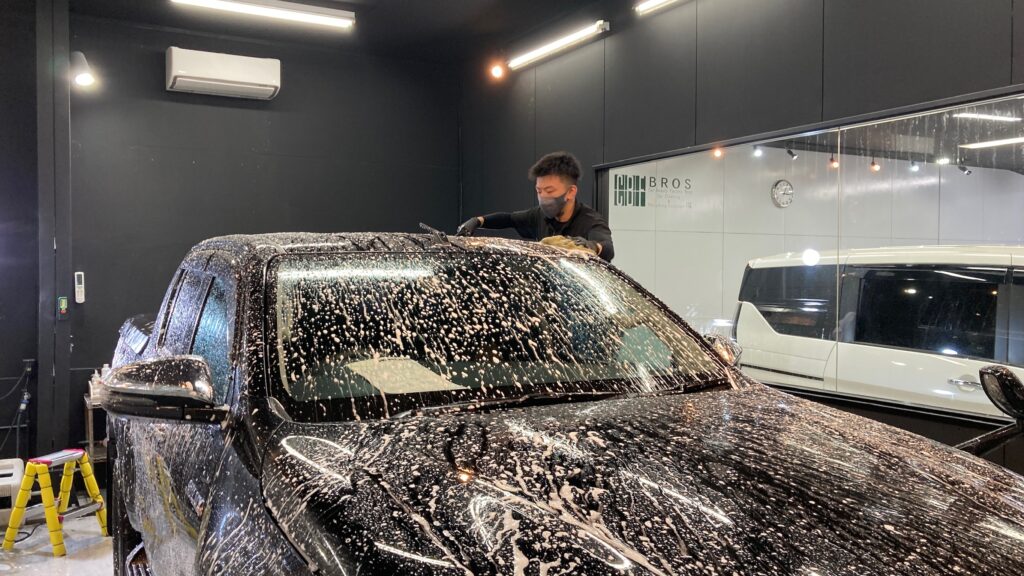 トヨタ・ハイラックスのクラスM施工：下地処理工程：ボディを洗車している様子