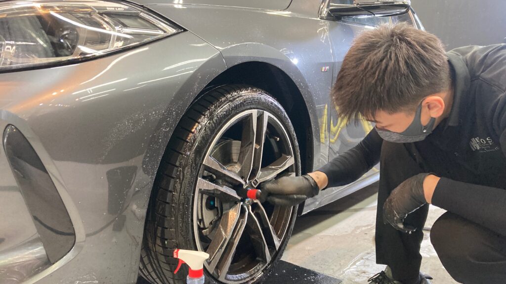 BMW・１シリーズ：クラスM施工：下地処理工程：ホイールを洗浄している様子