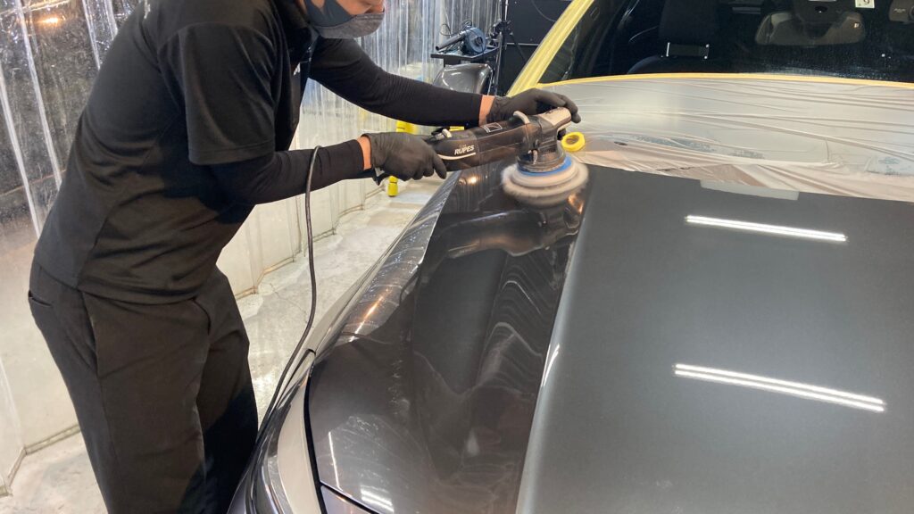 BMW・１シリーズ：クラスM施工：下地処理工程：ボンネットを研磨している様子