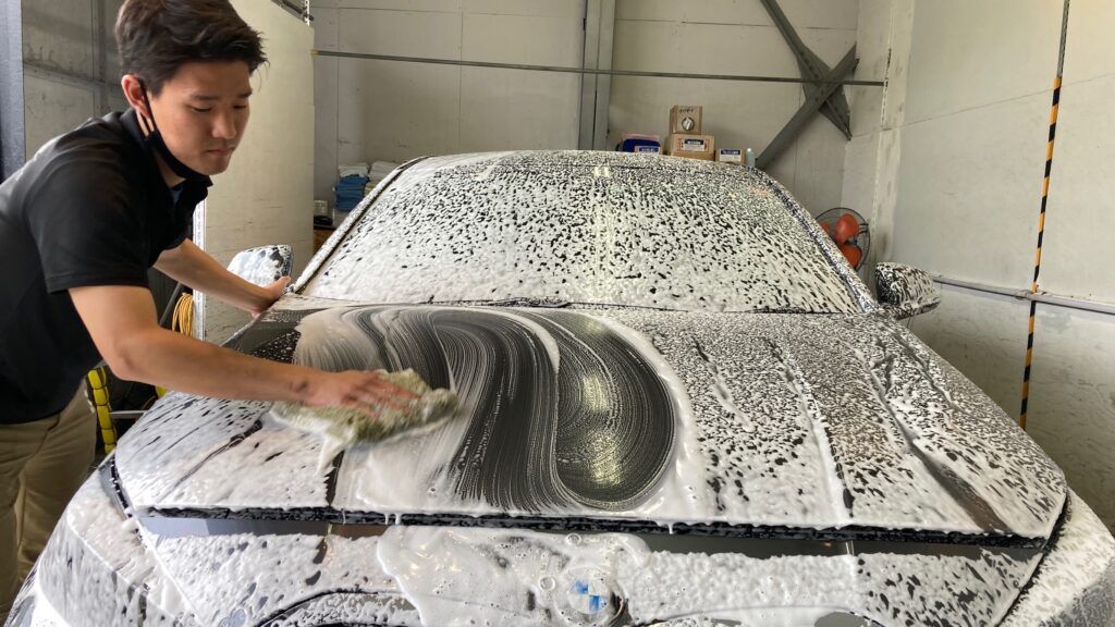 BMW・１シリーズ：クラスM施工：下地処理工程：ボディを洗車している様子