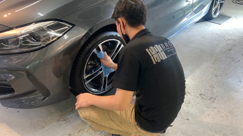 BMW・１シリーズ：クラスM施工：仕上げ作業工程：ホイールを拭き上げている様子