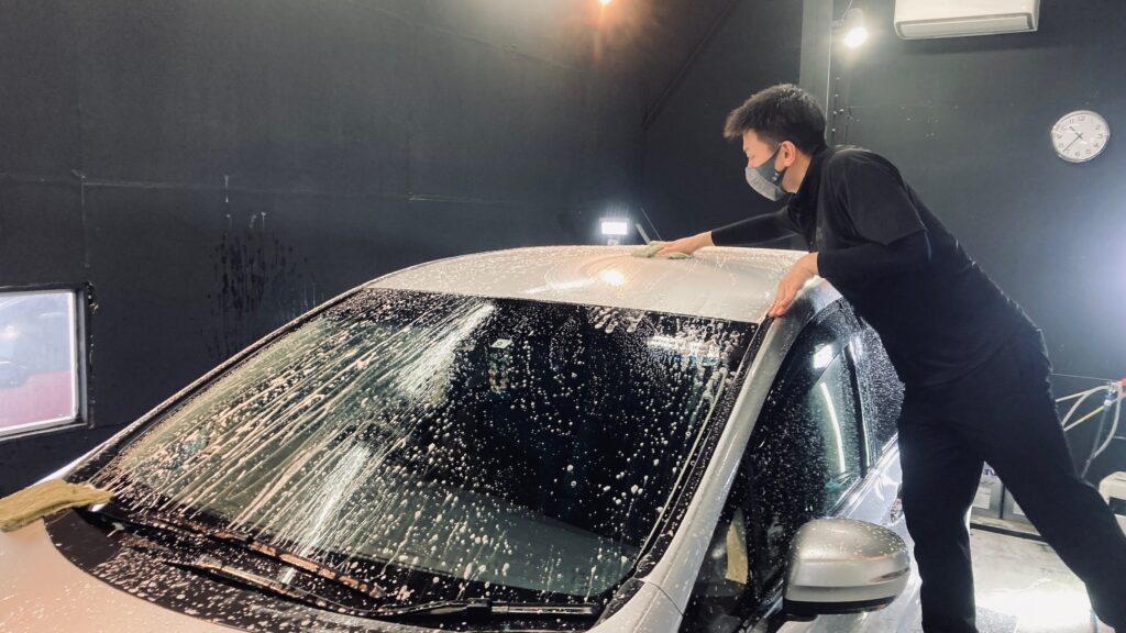 ホンダ・オデッセイ：クラスM施工：下地処理工程：ボディを研磨後、脱脂洗浄している様子