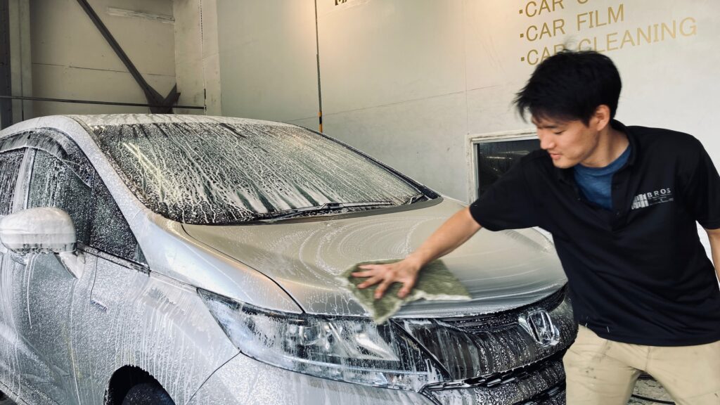 ホンダ・オデッセイ：クラスM施工：下地処理工程：ボディを洗車している様子