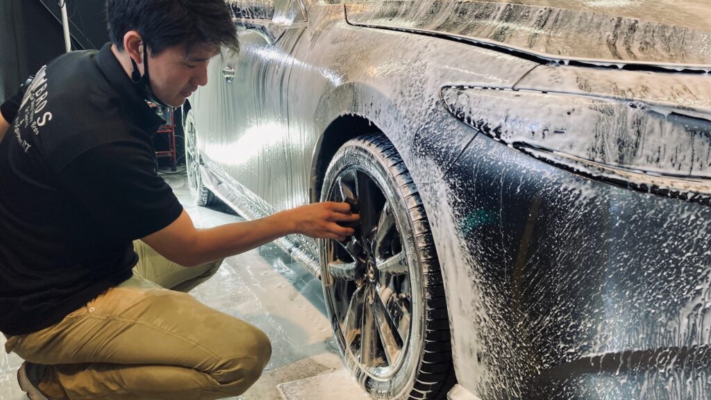 マツダ・MAZDA3：クラスM施工：下地処理工程：ホイールを洗浄している様子