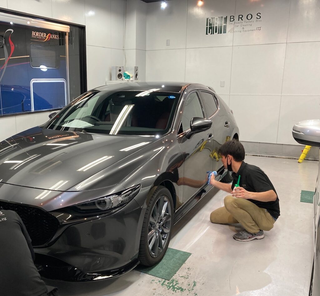 マツダ・MAZDA3：クラスM施工：仕上げ作業工程：コーティング剤を塗布している様子