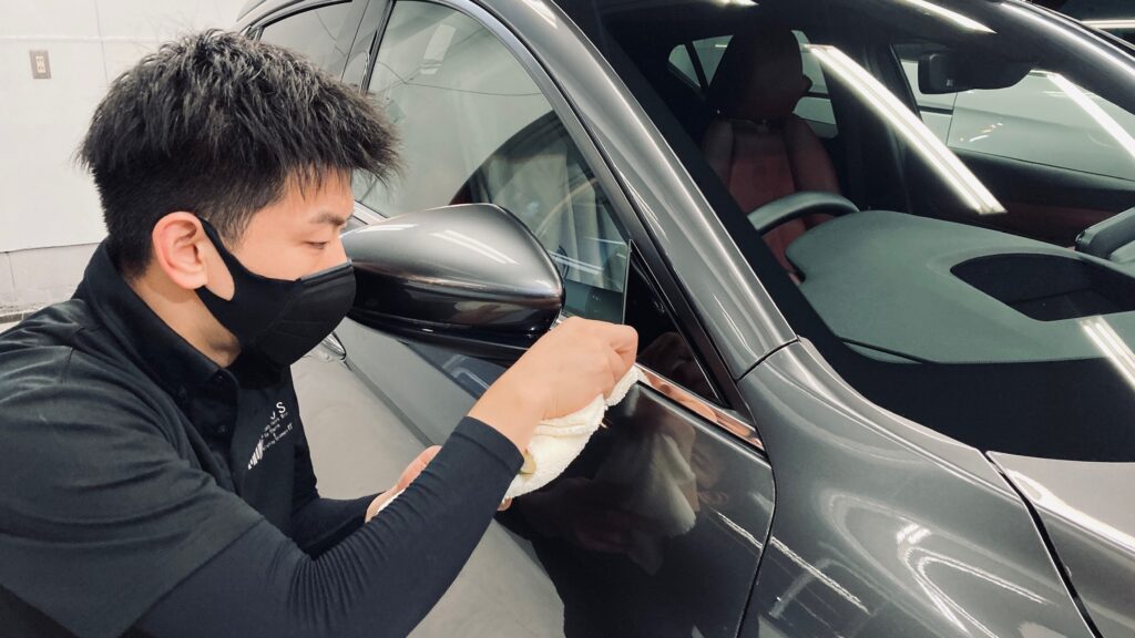 マツダ・MAZDA3：クラスM施工：仕上げ作業工程：最終チェックをしている様子