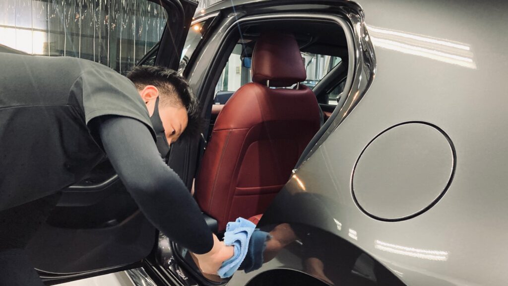 マツダ・MAZDA3：クラスM施工：仕上げ作業工程：エッジ部分を拭きあげている様子