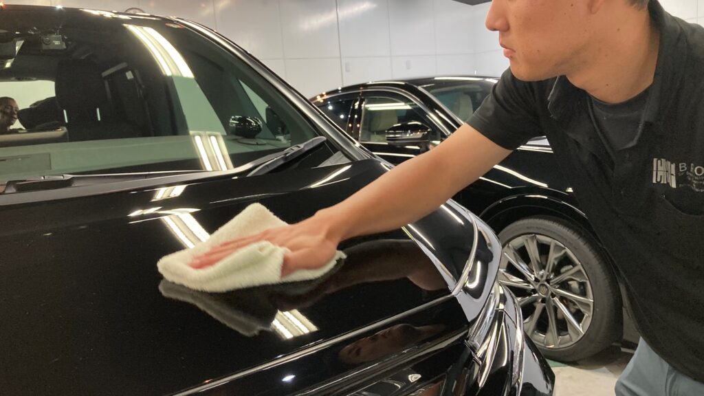トヨタ・新型ヴェルファイア：クラスM施工：仕上げ作業工程：コーティング剤を塗布しレベリングしている様子１
