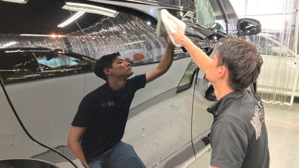 トヨタ・新型ヴェルファイア：クラスM施工：仕上げ作業工程：コーティング剤を塗布しレベリングしている様子２