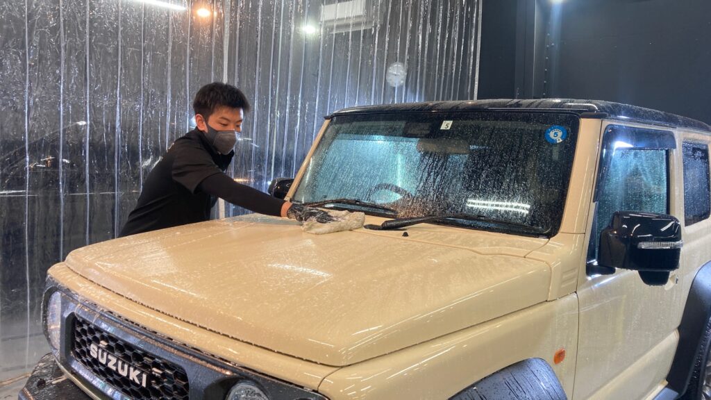 スズキ・ジムニーシエラ：下地処理工程：ボディを洗車している様子