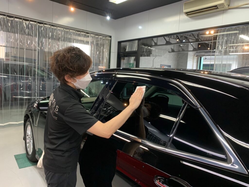 トヨタ・クラウン：クラスM施工：仕上げ処理工程：撥水剤を塗布している様子