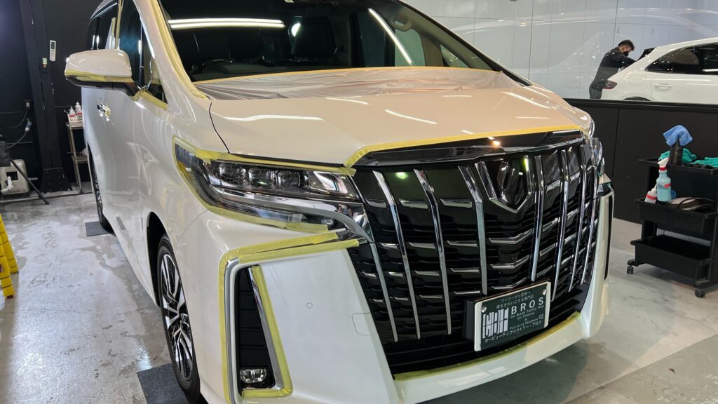 トヨタ・アルファードグラフェンセラミックアドバンスドの下地処理工程：マスキングテープを貼っている様子
