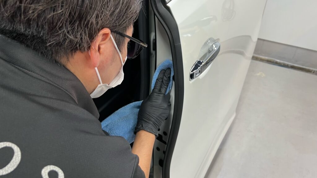 トヨタ・アルファードグラフェンセラミックアドバンスドの仕上げ作業工程：エッジ部分を綺麗にしている様子