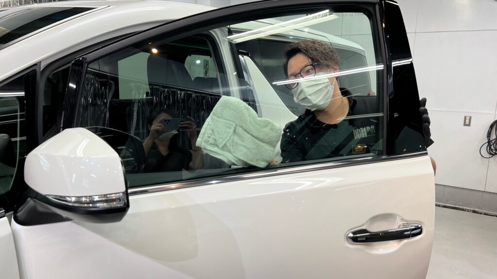 トヨタ・アルファードグラフェンセラミックアドバンスドの仕上げ作業工程：窓を綺麗にしている様子