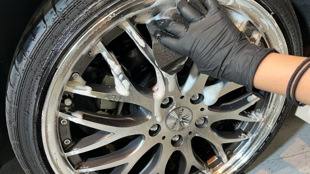 日産・セレナのクラスM施工：下地処理工程：ホイールを洗浄している様子