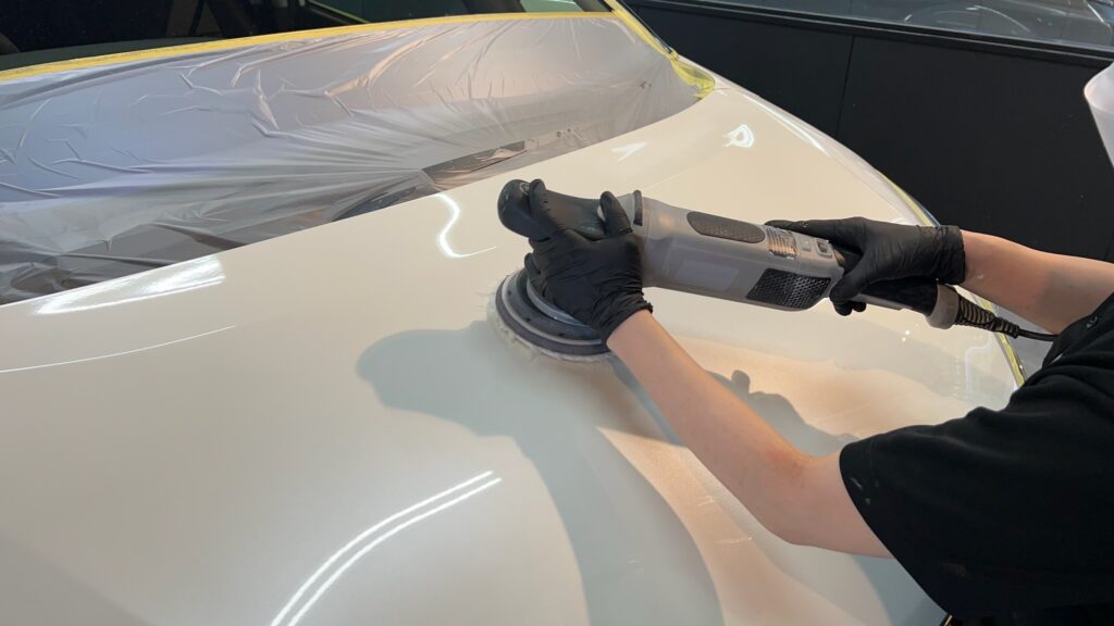 日産・セレナのクラスM施工：下地処理工程：ボンネットを研磨している様子