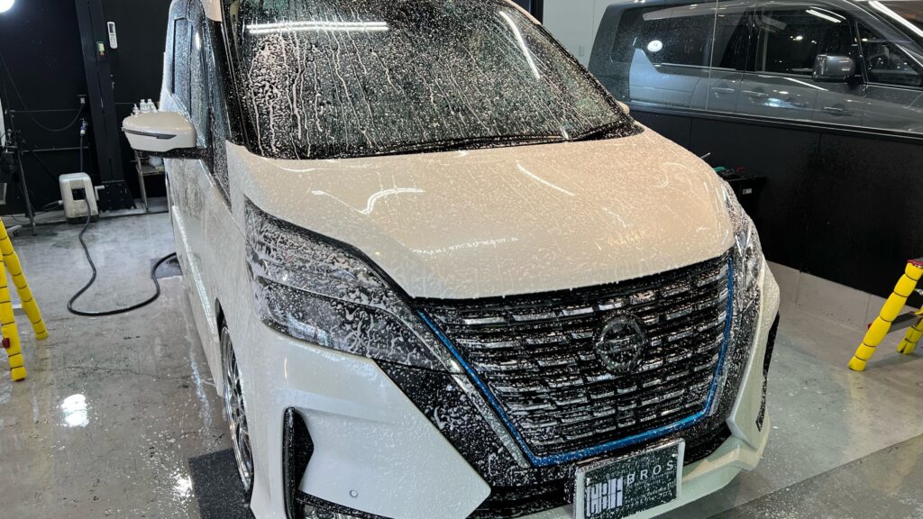日産・セレナのクラスM施工：下地処理工程：ボディを洗車している様子