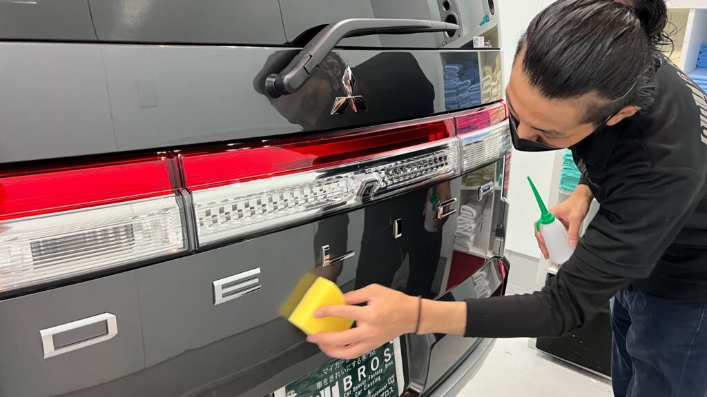 三菱・デリカD5のクラスM施工：仕上げ作業工程：コーティング剤を塗布している様子
