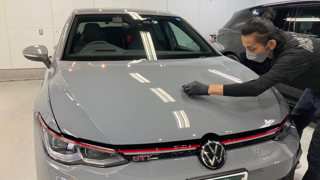 ワーゲン・ゴルフGTI：グラフェンセラミックコーティング施工：仕上げ処理工程：コーティング剤を塗布している様子