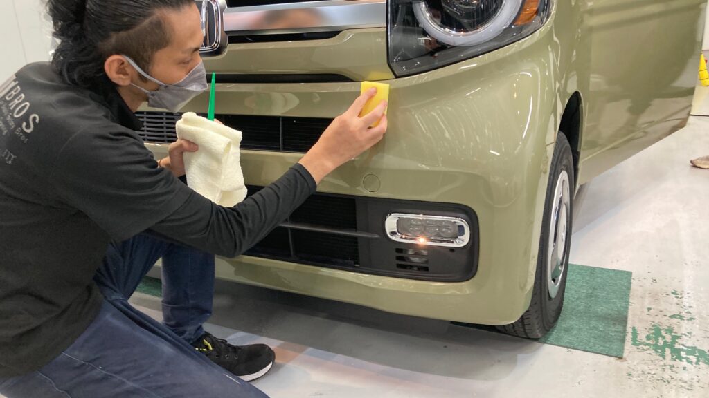 ホンダ・N-VAN：クラスＭ施工：仕上げ作業工程：コーティング剤を塗布している様子