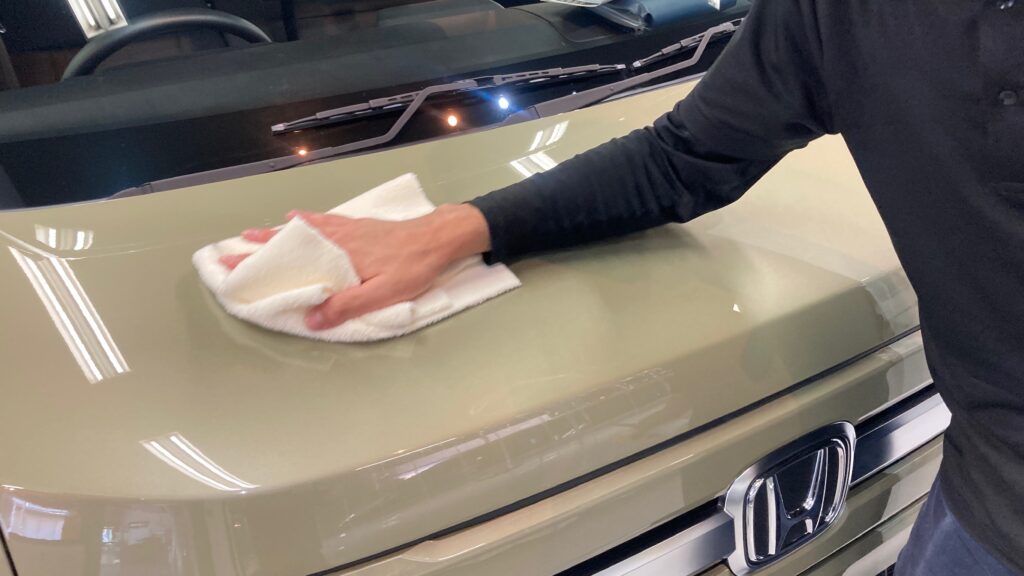 ホンダ・N-VAN：クラスＭ施工：仕上げ作業工程：コーティング剤を塗布後、レベリングしている様子