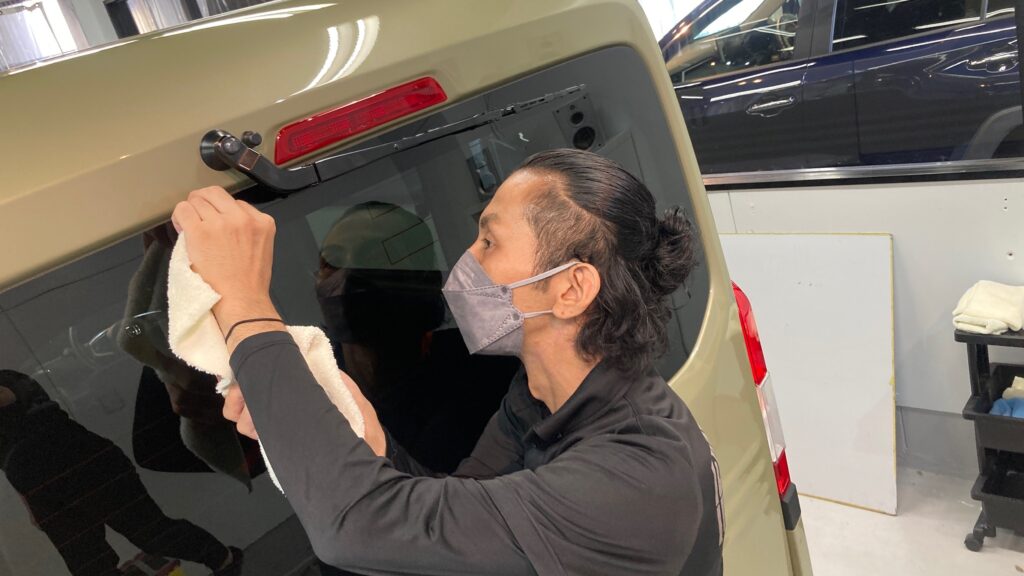 ホンダ・N-VAN：クラスＭ施工：仕上げ作業工程：ボディの細かい隙間を拭き上げている様子