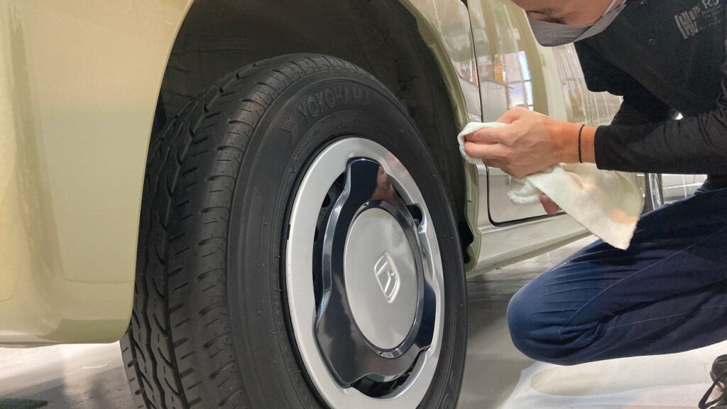 ホンダ・N-VAN：クラスＭ施工：仕上げ作業工程：タイヤハウスを拭き上げている様子