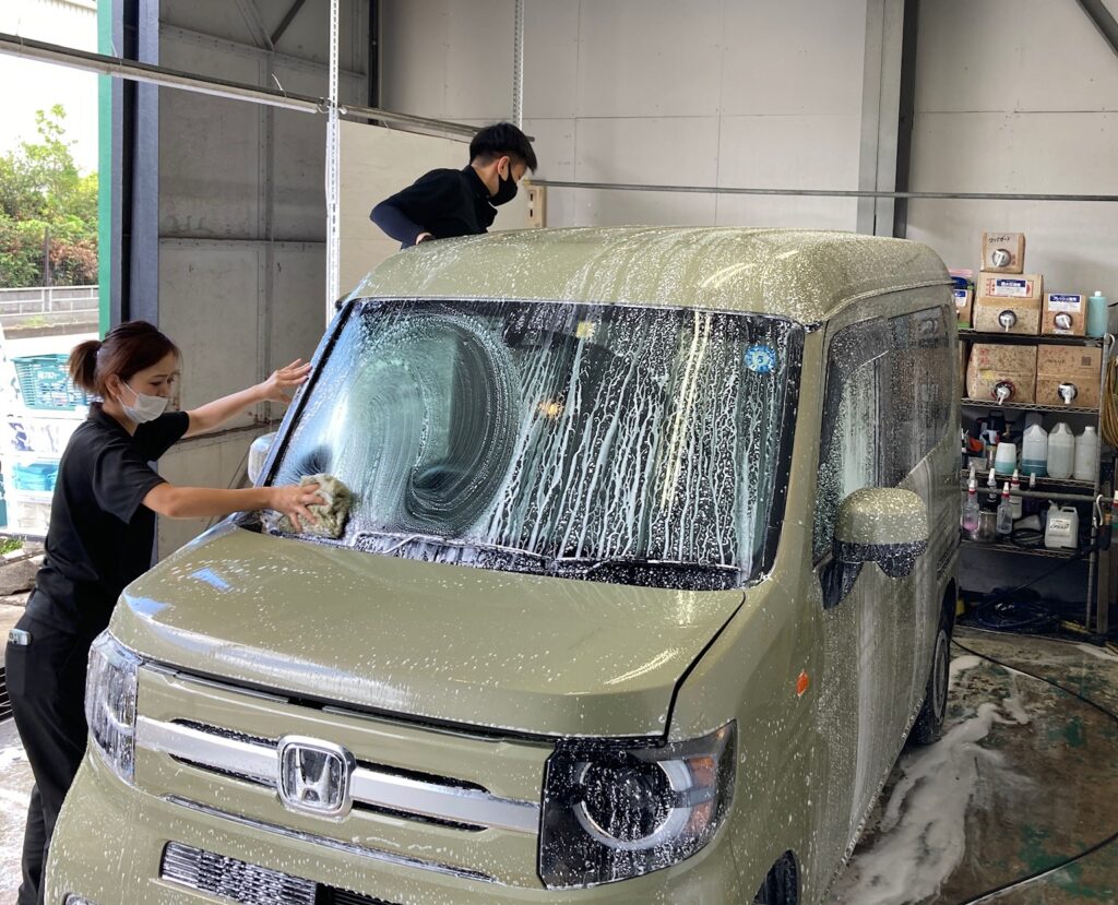 ホンダ・N-VAN：クラスＭ施工：下地処理工程：ボディを洗車している様子