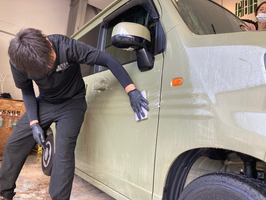 ホンダ・N-VAN：クラスＭ施工：下地処理工程：鉄粉除去をしている様子