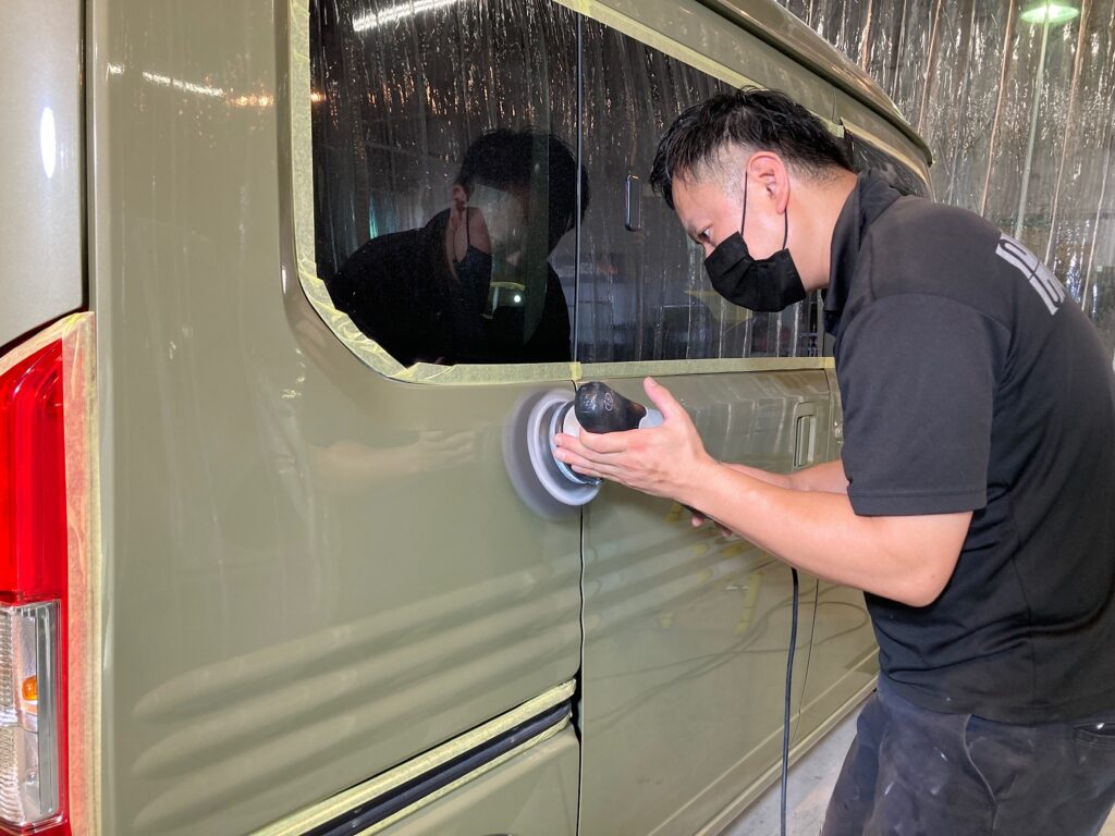 ホンダ・N-VAN：クラスＭ施工：下地処理工程：ボディを研磨している様子