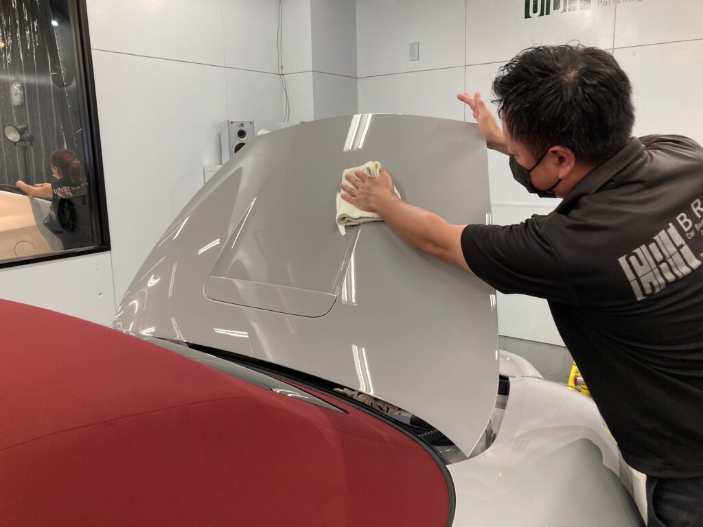ポルシェ・ボクスター：クラスM施工：仕上げ作業工程：コーティング剤を塗布後、レベリングしている様子２