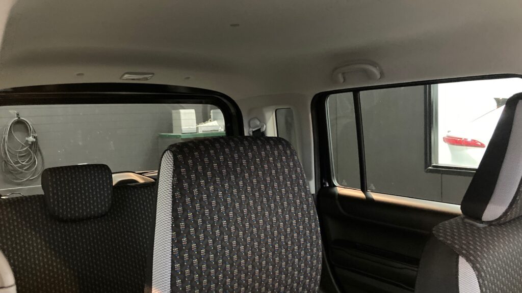 スズキ・ハスラーのカーフィルム施工：施工完成写真：施工前の車内の明るさ