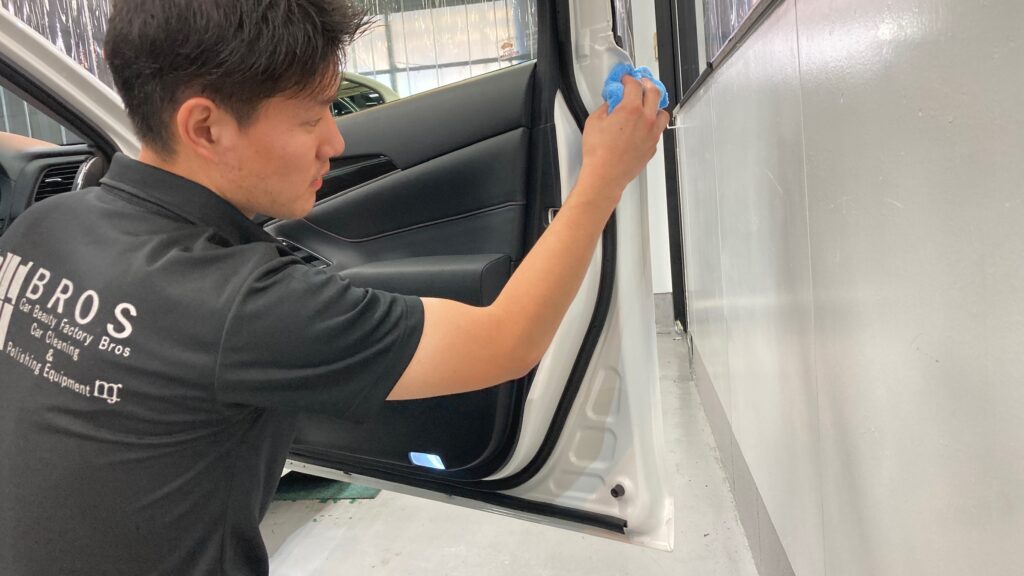 トヨタ・クラウン：クラスＭ施工：仕上げ作業工程：エッジを拭き上げている様子