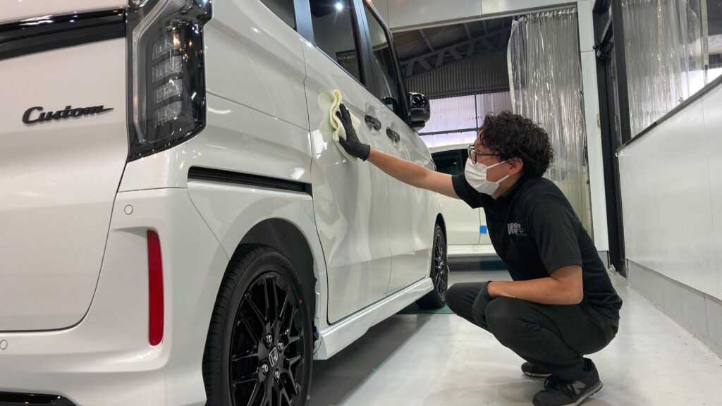 ホンダ・N-BOX：セラミックコーティング施工：仕上げ作業工程：コーティング剤を塗布後、レベリングしている様子