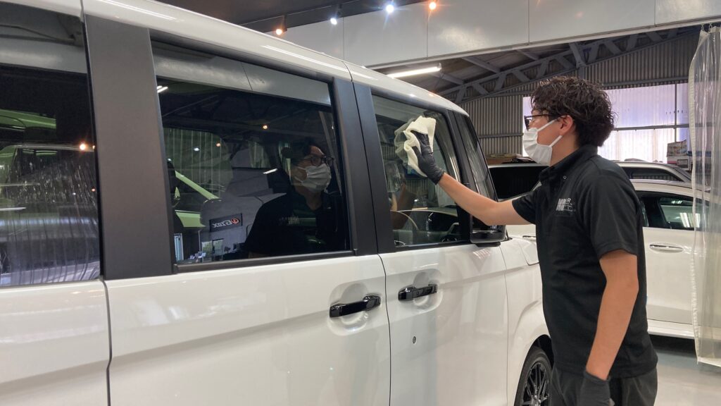 ホンダ・N-BOX：セラミックコーティング施工：仕上げ作業工程：ウィンドウコーティング剤を塗布している様子